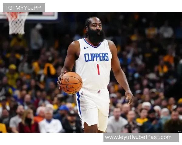 哈登半场表现亮眼三投两中助攻9次助力球队进攻展现全能风采